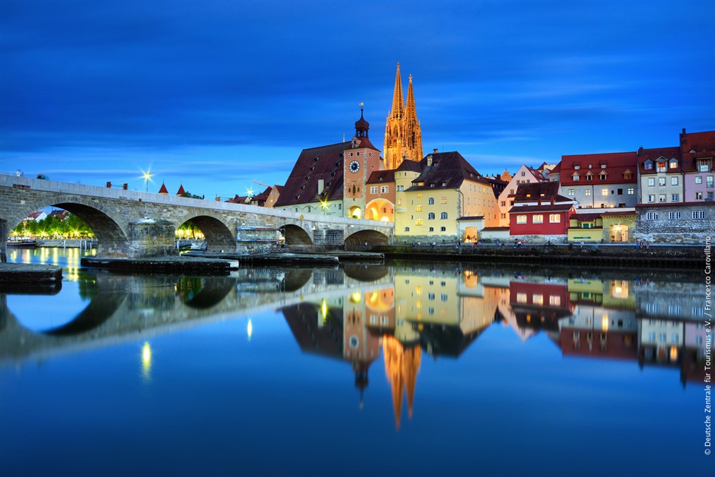 Regensburg_Alte_Bruecke_bridge_and_the_old_town_DZT_Francesco_Carovillano.jpg