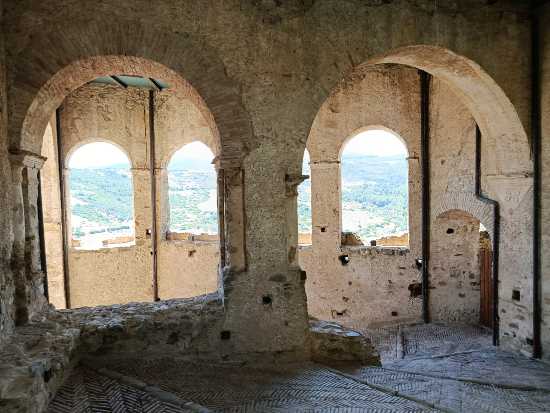 wRoccaImperiale-CastInterno.jpg