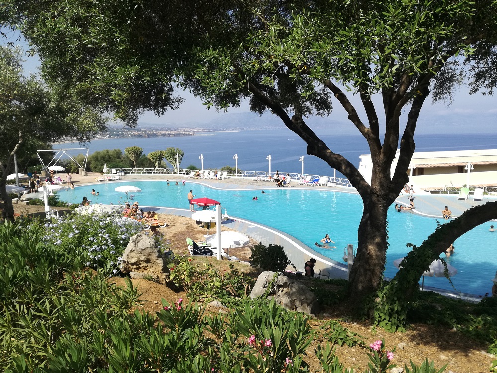 7cds-Terrasini-piscinaLagodeiFiorii.jpg