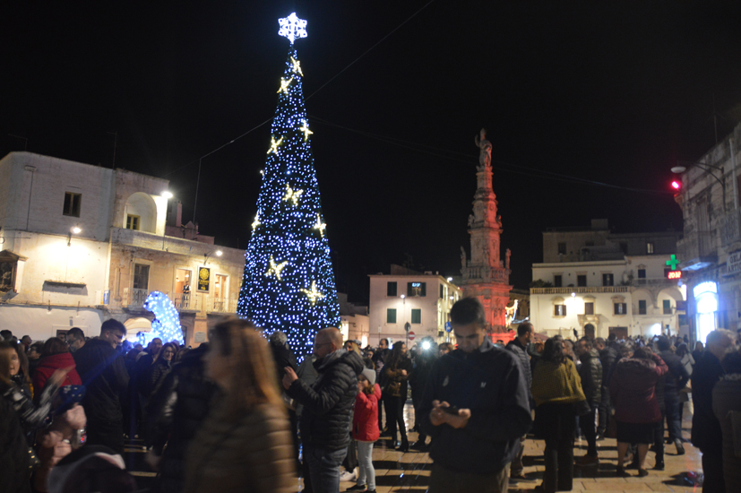 wostuni-luminosoNatale-piazza.jpg