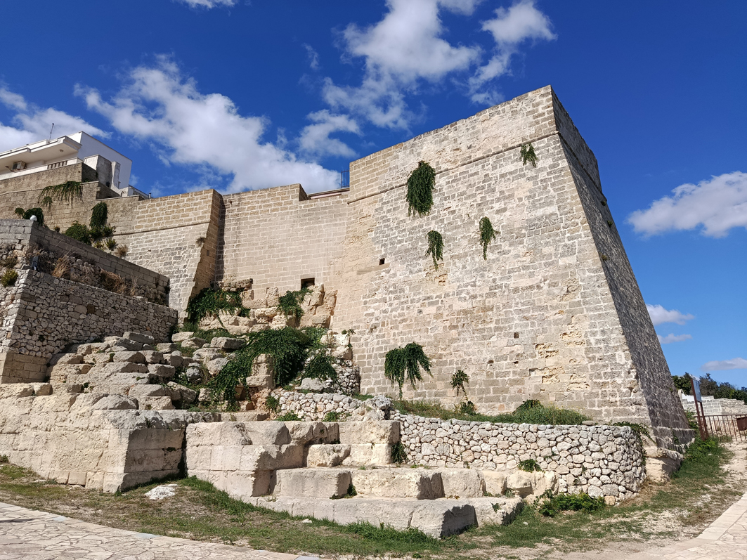 wcastro-castelloMuraNUVOLE.jpg