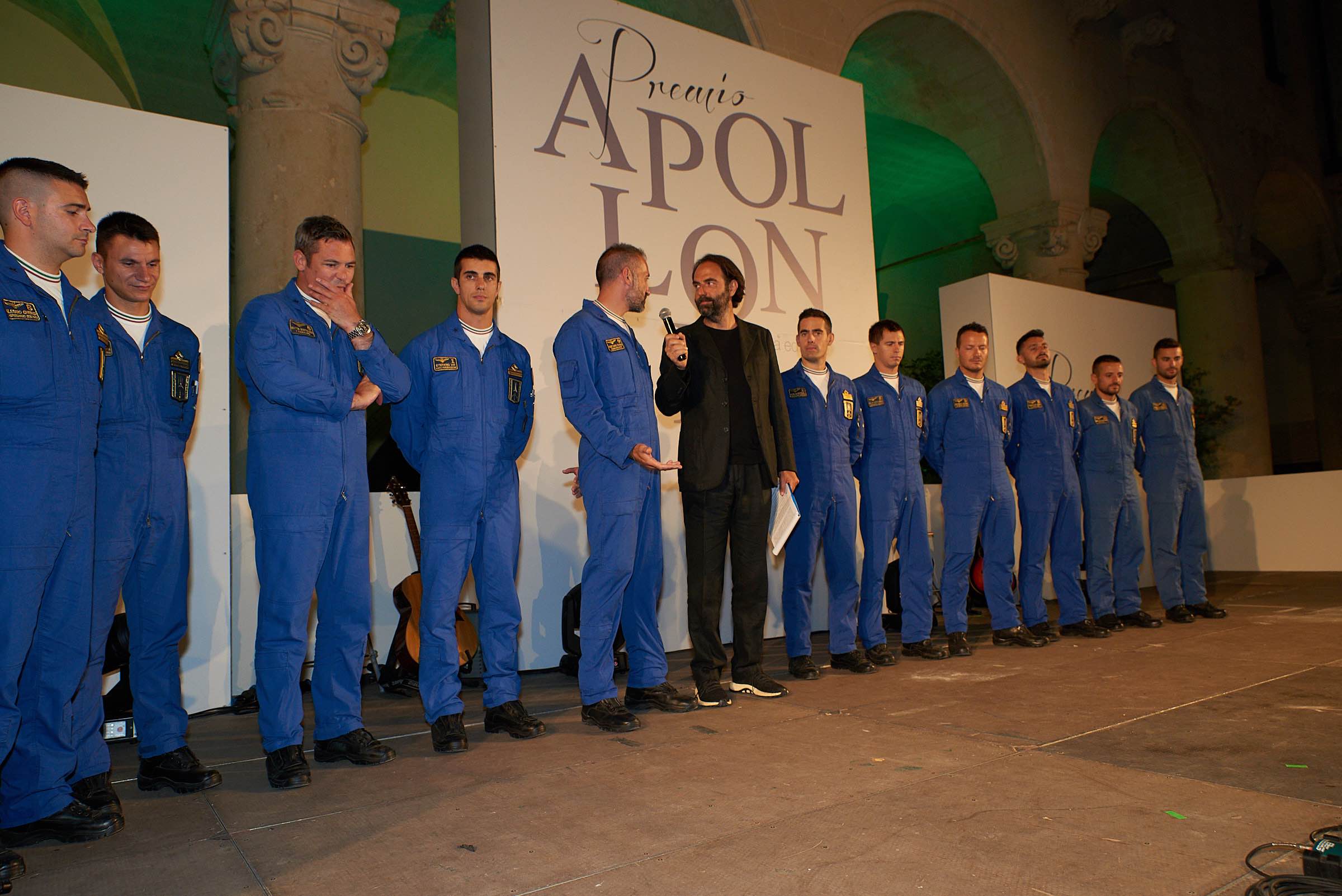 _Neri_Marcorè_con_la_pattuglia_acrobatica_delle_Frecce_tricolori.jpg