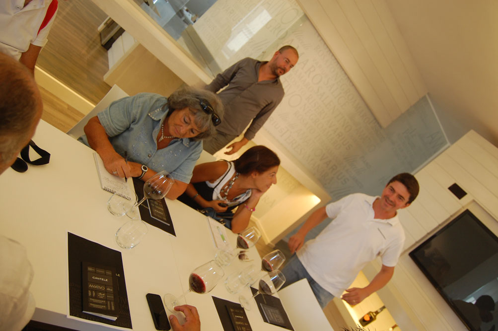 6wcantele-la_collega_vera_de_luca_nella_cantina_CANTELE_con_Paolo_e_Gianni_Cantele.jpg