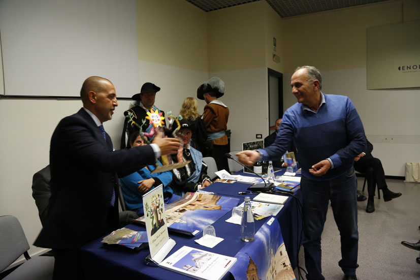 wconf-premiomarano.jpg
